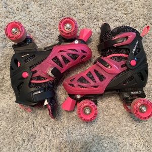 I’m selling pink skates. Adjustable sizes. 3-6